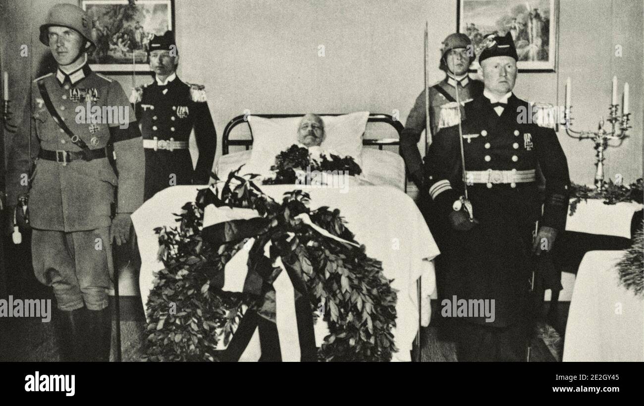 Ehrenwache in der Nähe des Bettes des verstorbenen Paul von Hindenburgs in seinem Haus in Neudeck, Ostpreussen. August 1934 Stockfoto