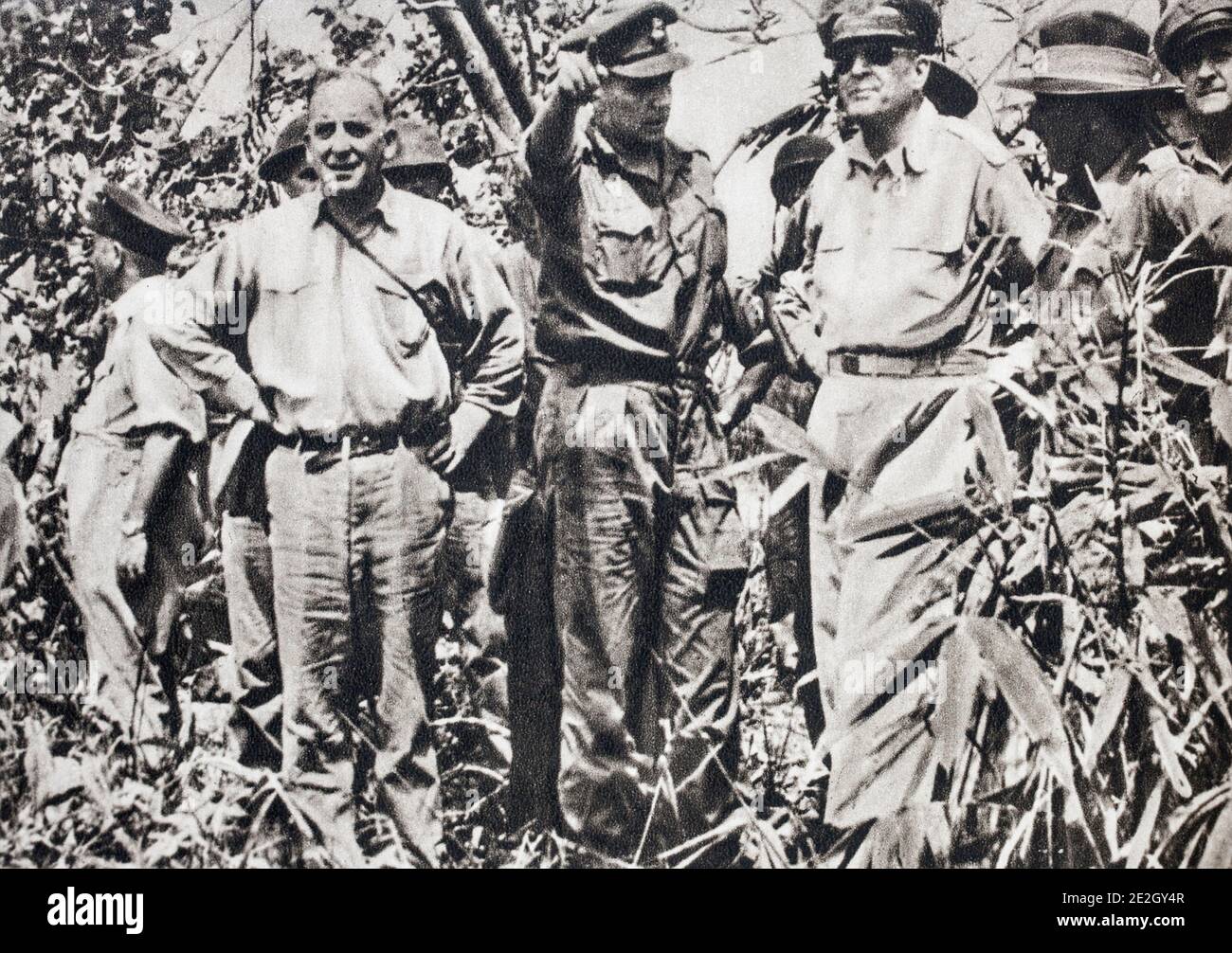 Archivfoto von General MacArthur hat Balikpapan. Ein australischer Offizier gibt dem Alliierten Pazifik General Präzision Stockfoto