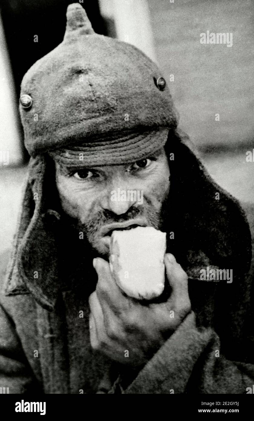 Foto von sowjetischen Krieg Gefangene mit Stück Brot. Im Winter Krieg. 1939 Stockfoto