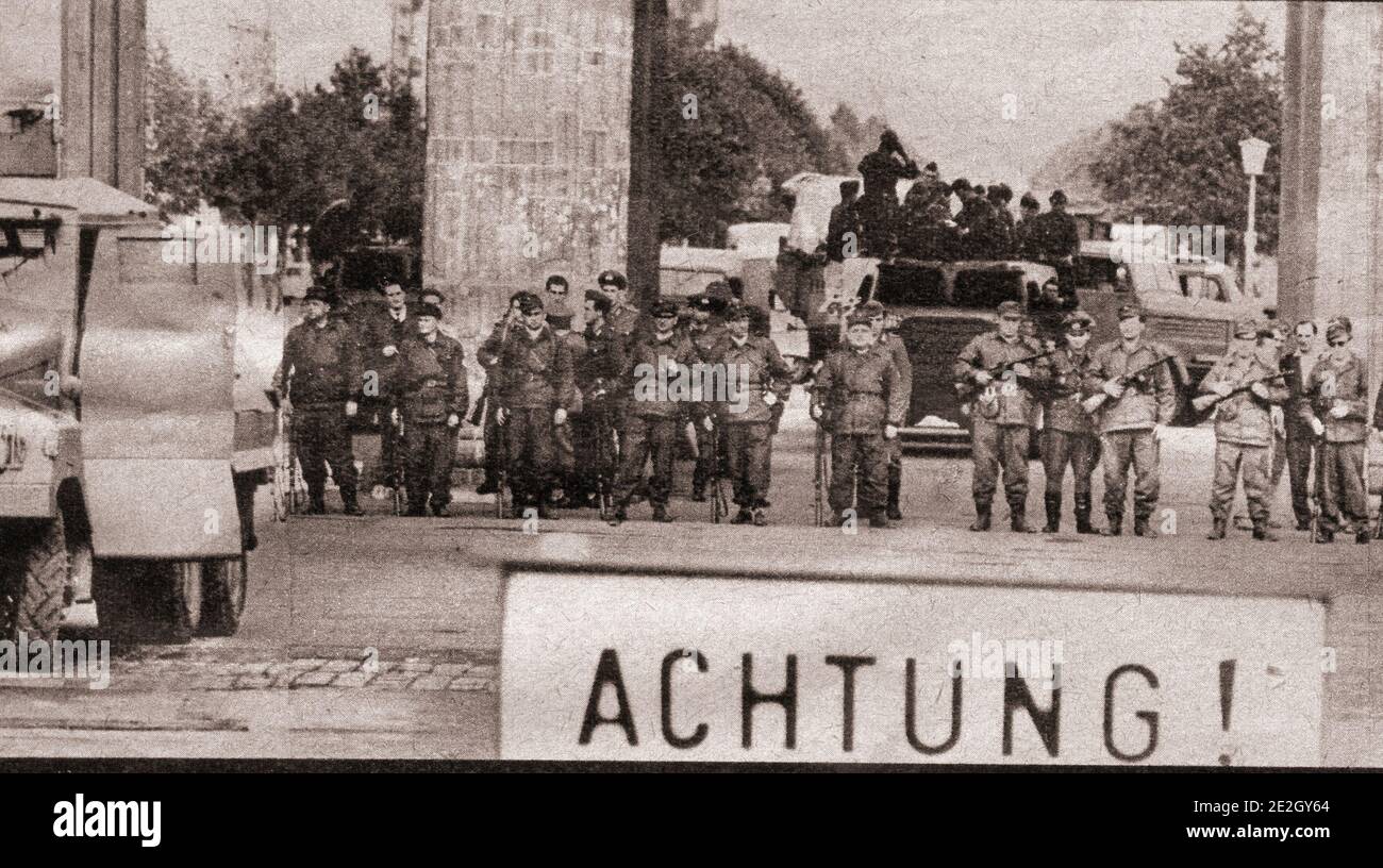 Beginn des Baus der Berliner Mauer. GenossInnen der Kampfgruppen der Arbeiterklasse, die zum Schutz der Grenze eingesetzt werden, stehen am B bereit Stockfoto