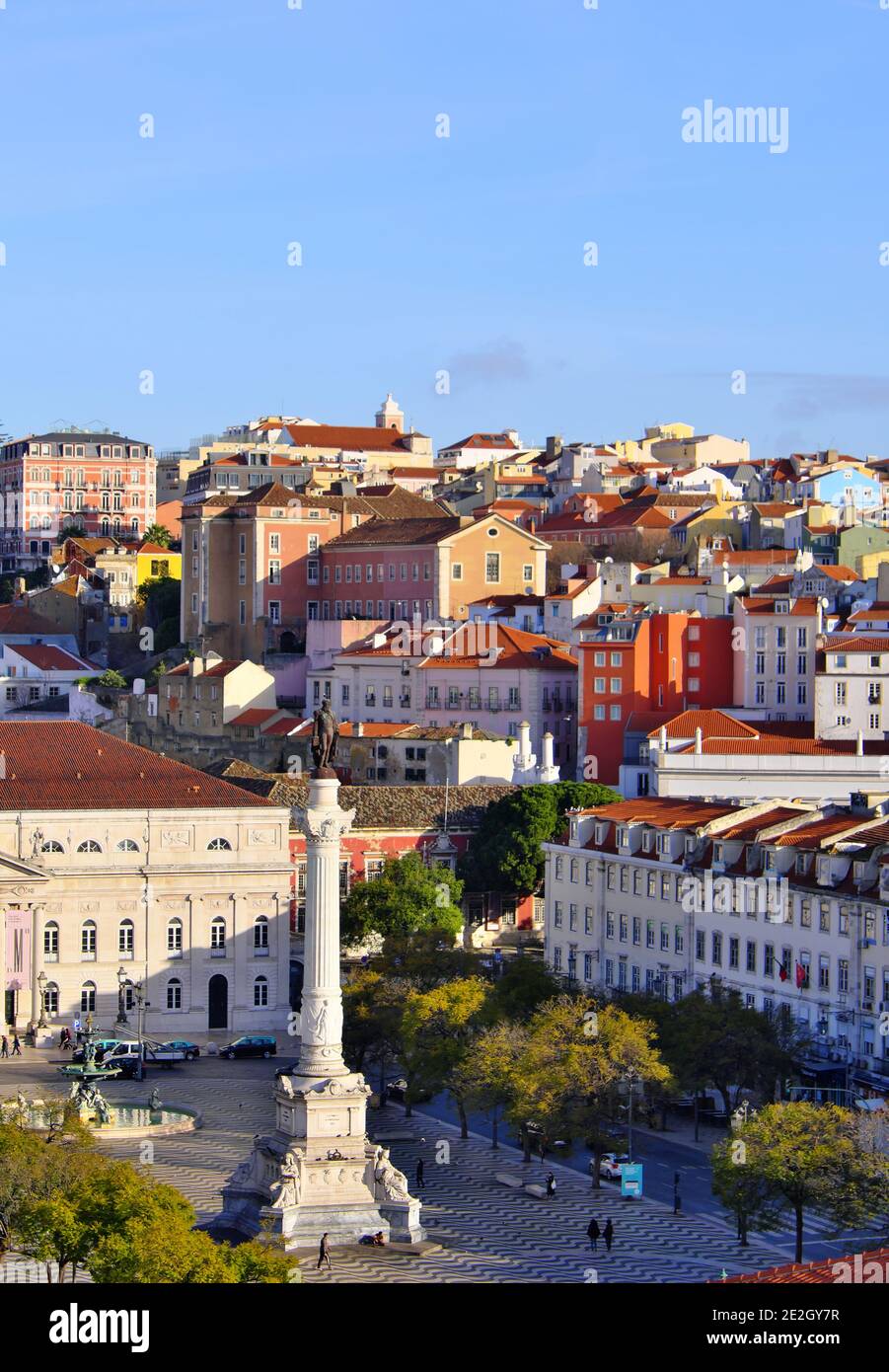 Portugal, Lissabon: Häuser entlang der Rossio, König Pedro IV Platz, Praca Dom Pedro IV, Nachbarschaft von Baixa, mit der Statue von Pedro IV von Port Stockfoto