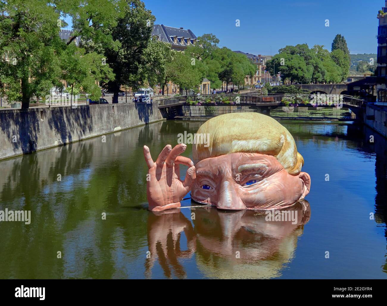 Frankreich, EINE riesige aufblasbare Struktur, die den Kopf von US-Präsident Donald Trump halb untergetaucht wird in der Mosel installiert, um seine Klippe zu denunzieren Stockfoto