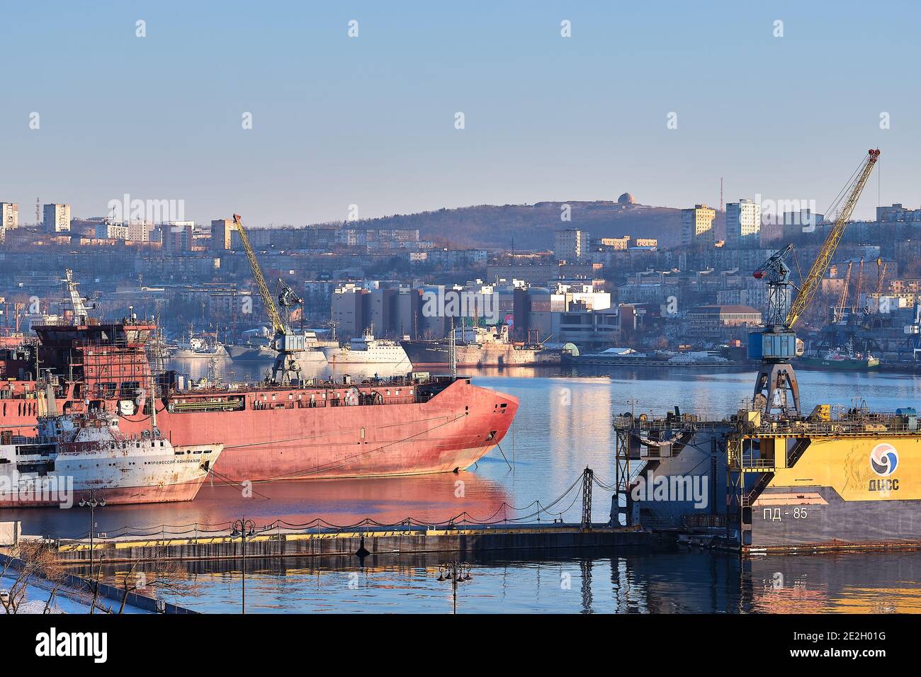 Chabarowsk, Russland - 23. Sep 2018: Ein weißes Shiguli-Auto driftet in einem offenen Bereich vor blauem Himmel und grünem Rasen. Rauch von unter dem wh Stockfoto