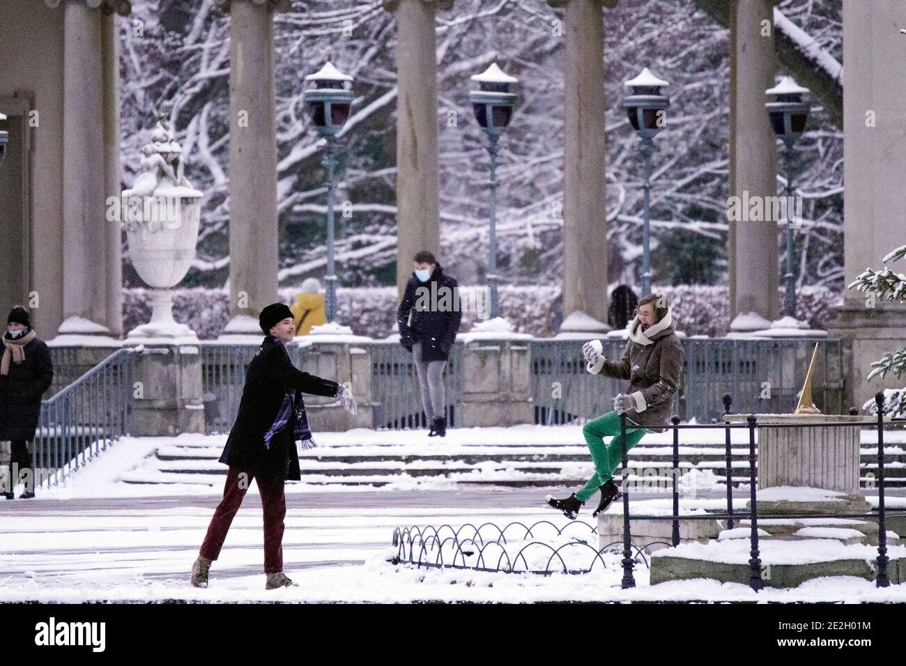 Warschau, Polen. Januar 2021. Die Menschen genießen Schneekampf im Park der Königlichen Bäder in Warschau, Polen, 13. Januar 2021. Quelle: Jaap Arriens/Xinhua/Alamy Live News Stockfoto
