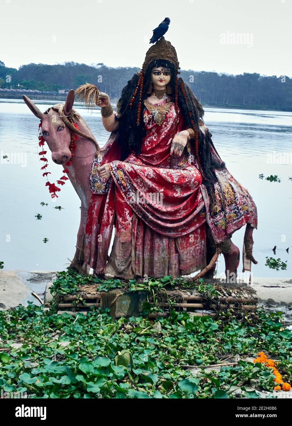Chandannagar, Westbengalen, Indien. Am Ufer des Hooghly Flusses, Teil der Gange Statue der Hinduistischen Göttlichkeit auf Pferd Stockfoto