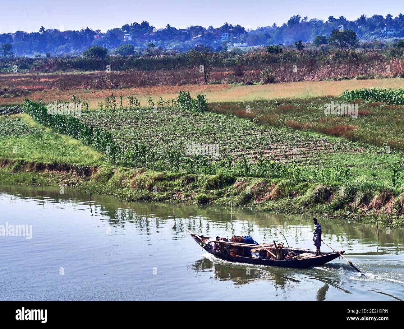 Kalna, Westbengalen, Indien. Luftaufnahme über einen Fischer im Fluss Hooghly, Teil des Ganges. Die Landschaft ist in kleine Parzellen unterteilt Stockfoto