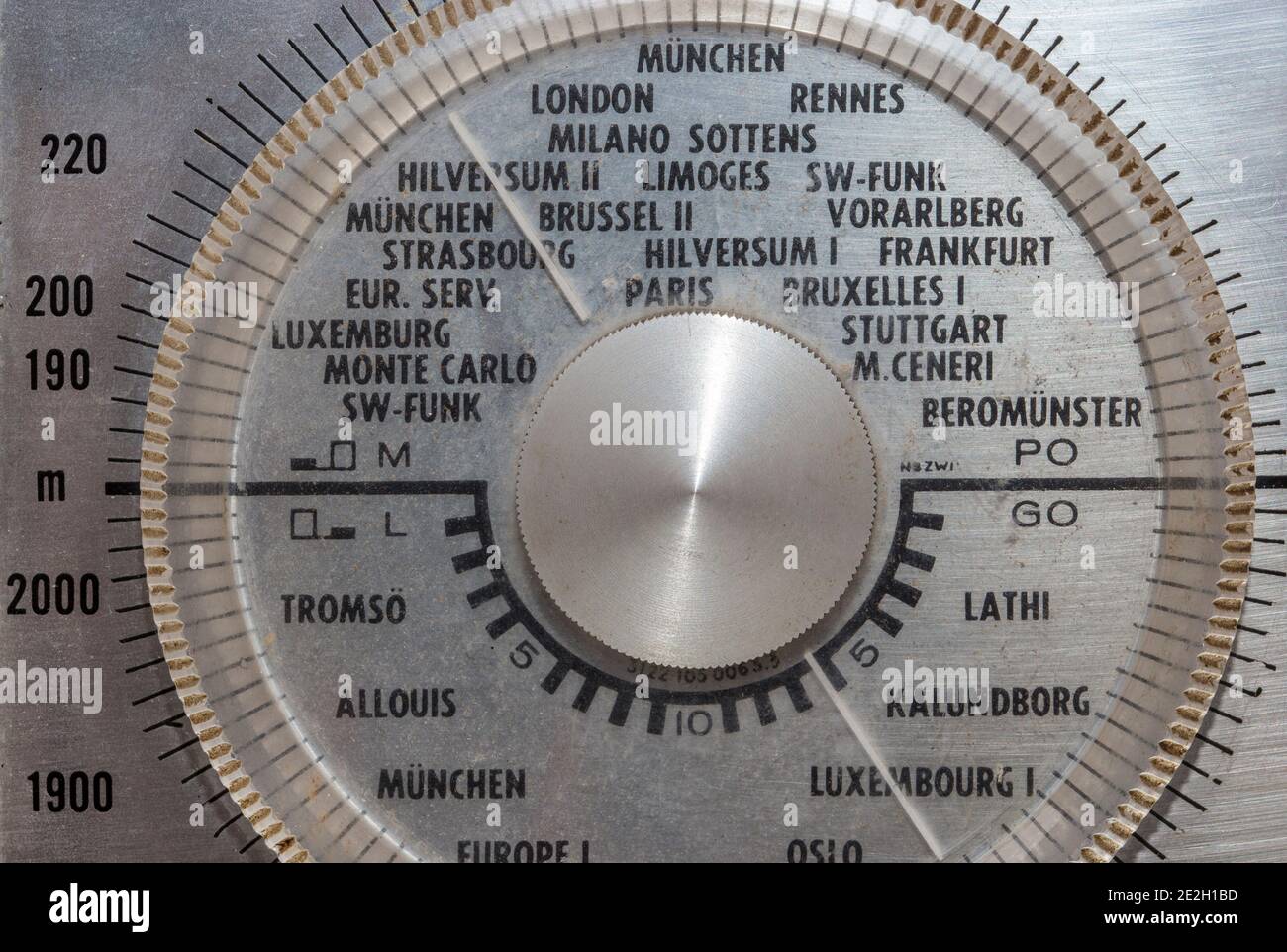 Teil des antiken Transistor-Radios aus Kunststoff mit Namen von Weltstädten auf dem Stimmrad. Stockfoto