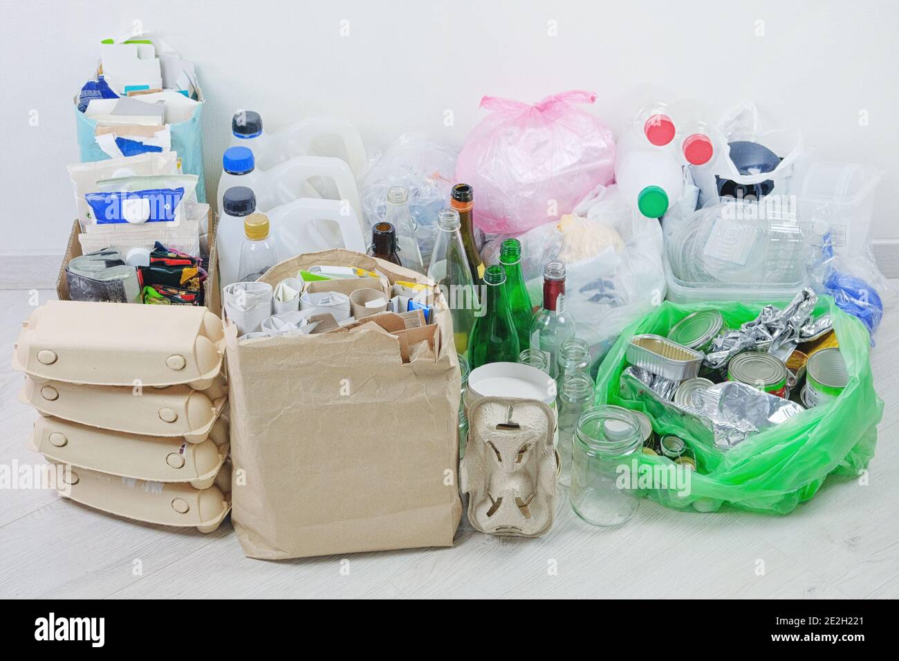 Recycelbarer Müll: Glas, verschiedene Kunststoffe, Papier, Pappe, Metall für das Recycling vorbereitet. Abfall, der recycelt werden soll. Papierkorb für Recycling und Verbesserung Th Stockfoto