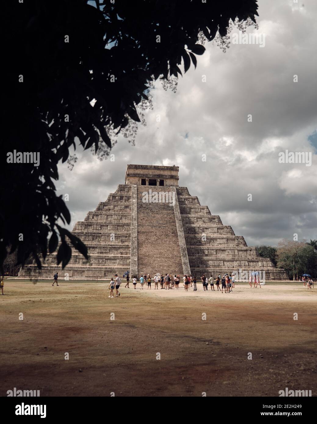 Vertikale Aufnahme einer mesoamerikanischen Pyramide in Chichen Itza, Mexiko Stockfoto