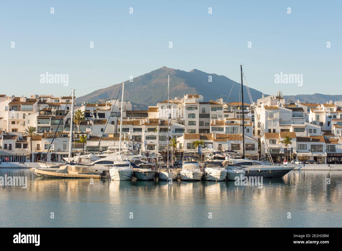 Marbella Spanien. Puerto Banús, Luxus-Marina, Hafen in Nueva Andalucia, mit Yachten, Marbella, Costa del sol, Andalusien, Spanien. Stockfoto