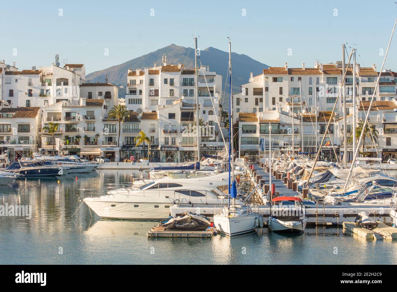 Marbella Spanien. Puerto Banús, Luxus-Marina, Hafen in Nueva Andalucia, mit Yachten, Marbella, Costa del sol, Andalusien, Spanien. Stockfoto