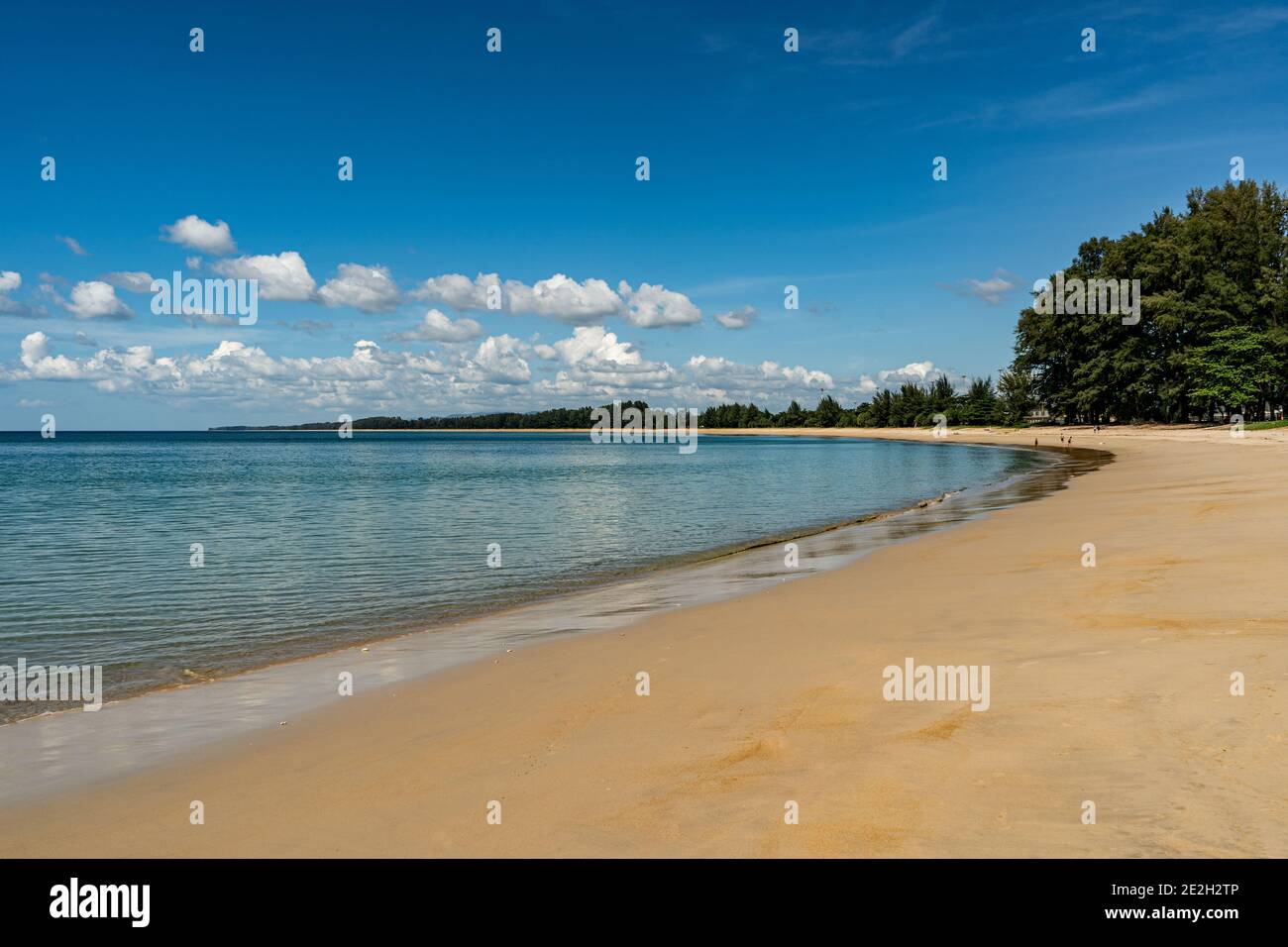 Mai Khao Beach Phuket, Thailand. Sie finden Mai Khao Strand am nördlichen Ende von Phuket. Es ist einer der längsten Strände, die Sie auf der Insel finden. Stockfoto
