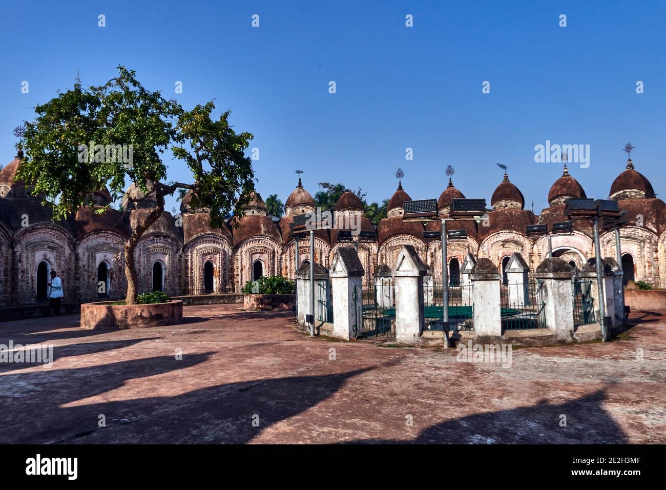 Kalna City, Westbengalen, Indien. Der Backstein Bardhaman Naba Kailash Tempel, der Lord Shiva gewidmet ist, wurde 1809 in zwei konzentrischen Kreisen (äußere Cir Stockfoto