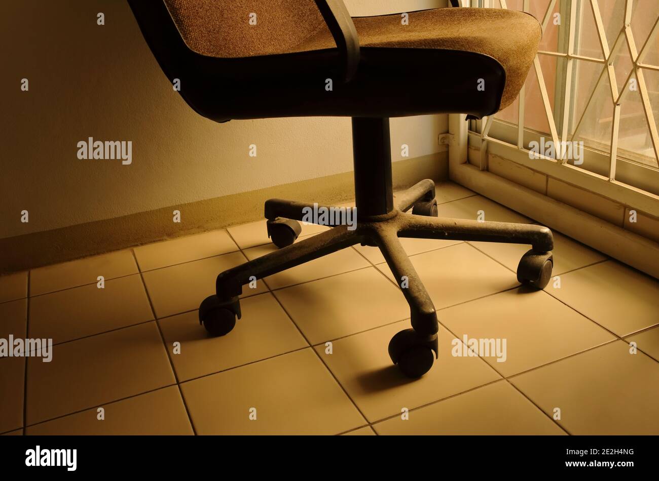 Nahaufnahme und selektiver Fokus auf schmutzige Drehstuhlbeine, voller Staub und Schimmel Stockfoto