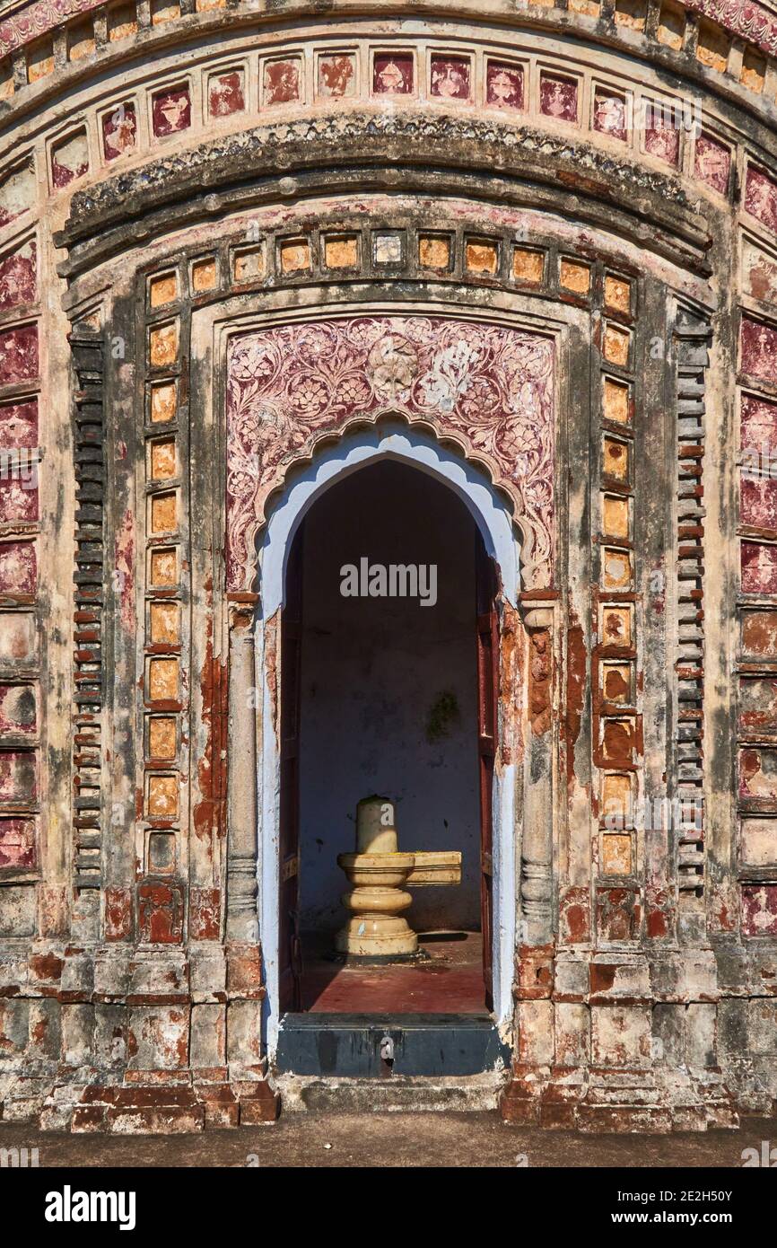 Kalna City, Westbengalen, Indien. Der Backstein Bardhaman Naba Kailash Tempel zu Herrn Shiva gewidmet wurde im Jahr 1809 gebaut. Jeder Tempel hat eine Statue in Marmor Stockfoto