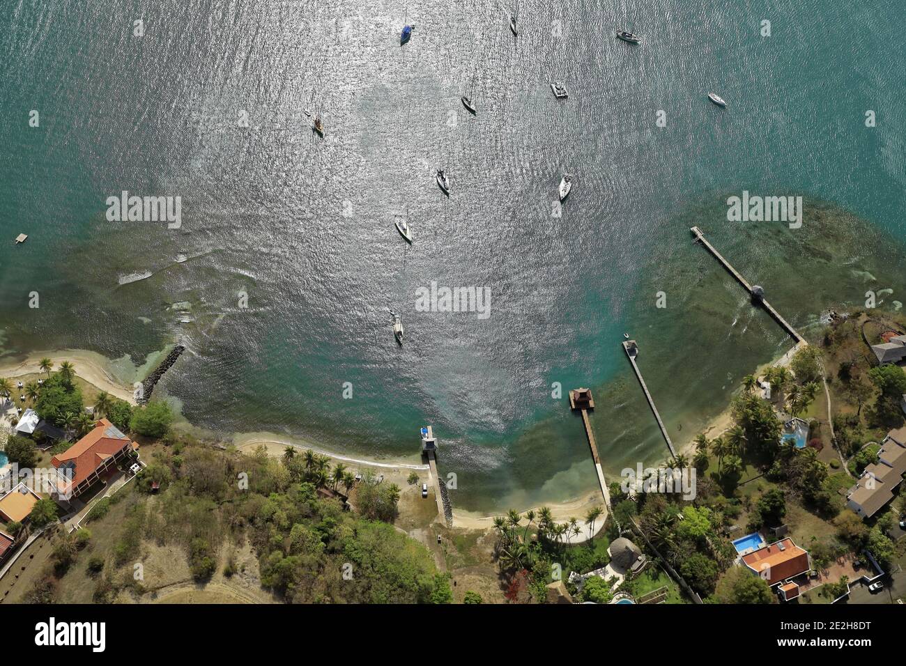 Grenada: Luftaufnahme von Segelbooten und Katamaranen, die vor Anker liegen in Prickly Bay, an der Südwestküste der Insel Stockfoto