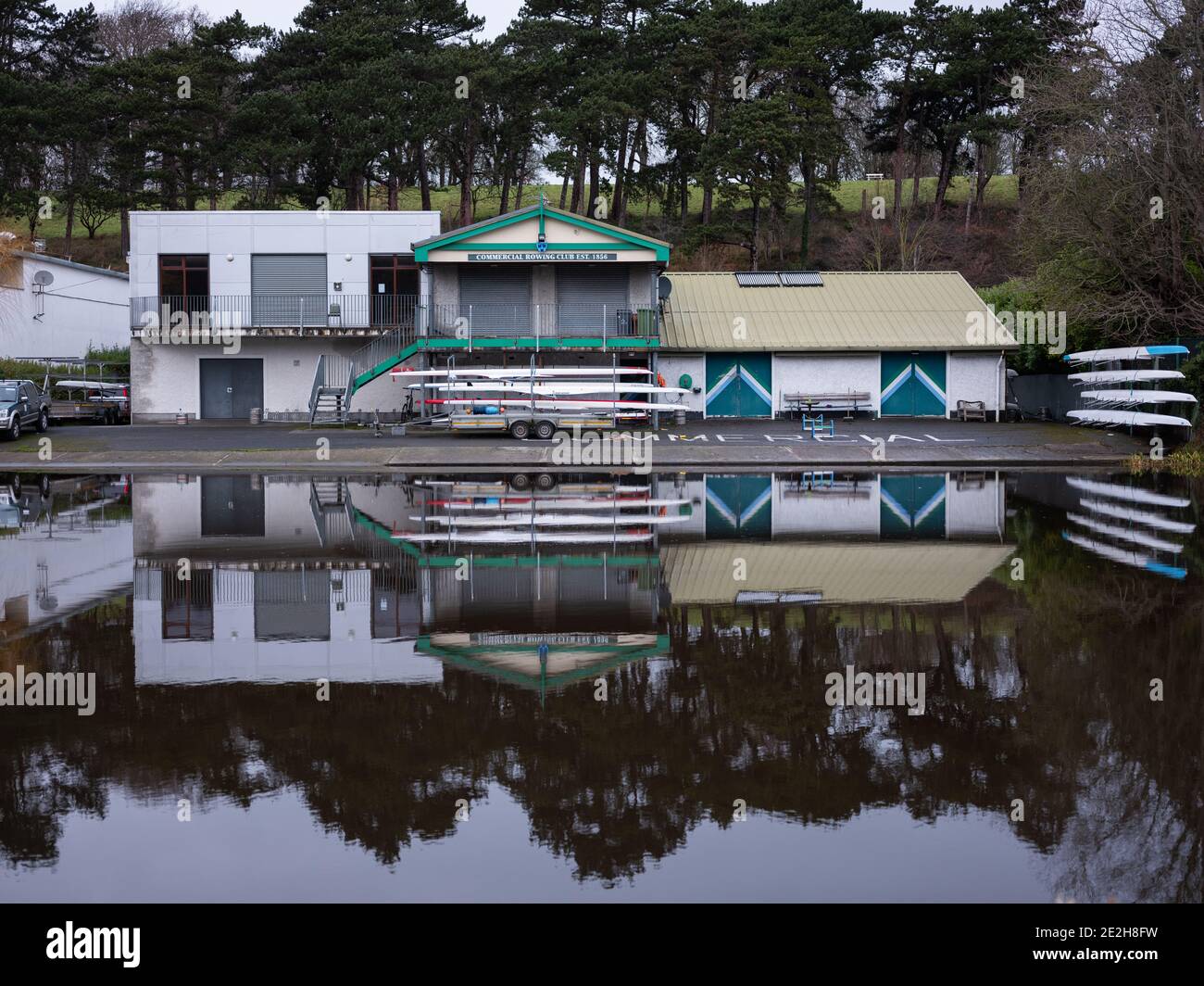 Ein Ruderclub am Fluss Liffey, in den war Memorial Gardens in Dublin, Irland. Stockfoto