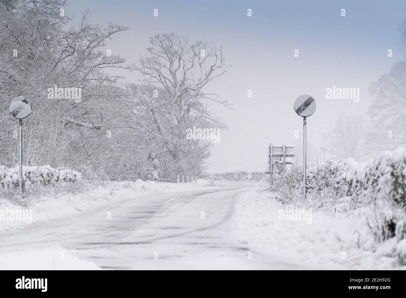 Wetter - Hawes, North Yorkshire, 14. Januar 2021 - die A684, die Hauptroute nach Wensleydale in den Yorkshire Dales, war stark von Schneefall betroffen, da die gemeinderegitter und die lokalen Bauern ihr Bestes gaben, um die Straße passierbar zu halten. Quelle: Wayne HUTCHINSON/Alamy Live News Stockfoto
