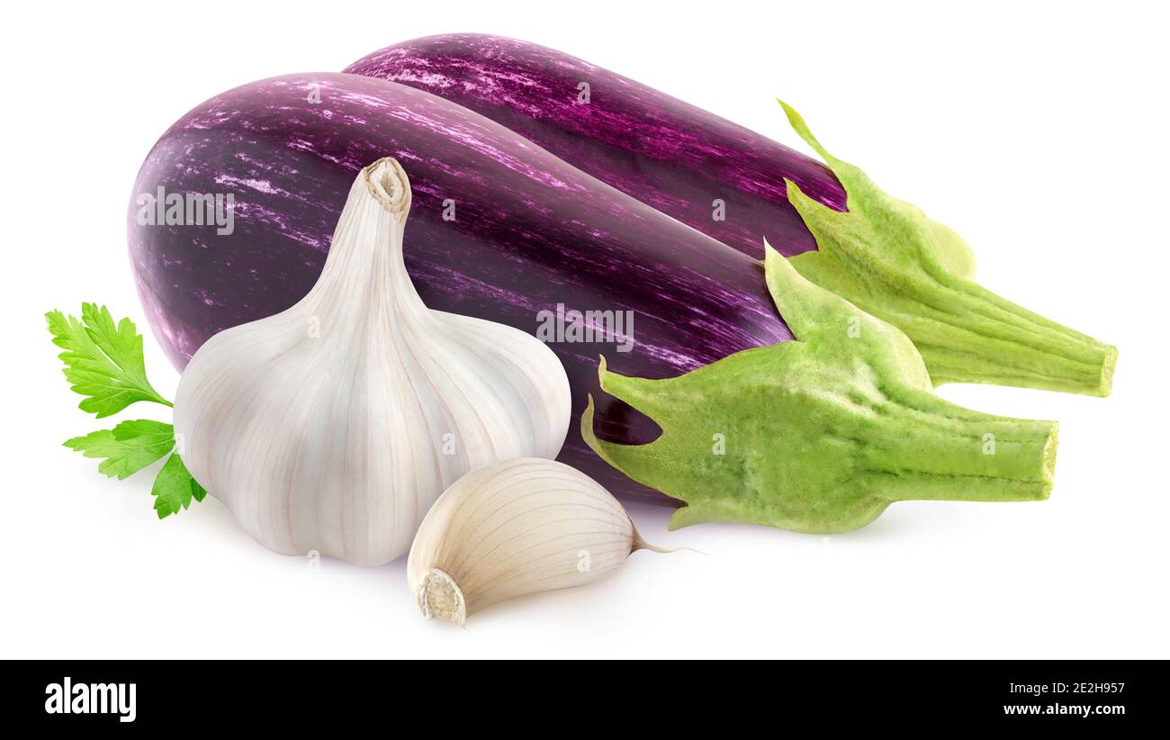 Isoliertes rohes Gemüse. Zwei frische Auberginen und Knoblauch isoliert auf weißem Hintergrund Stockfoto