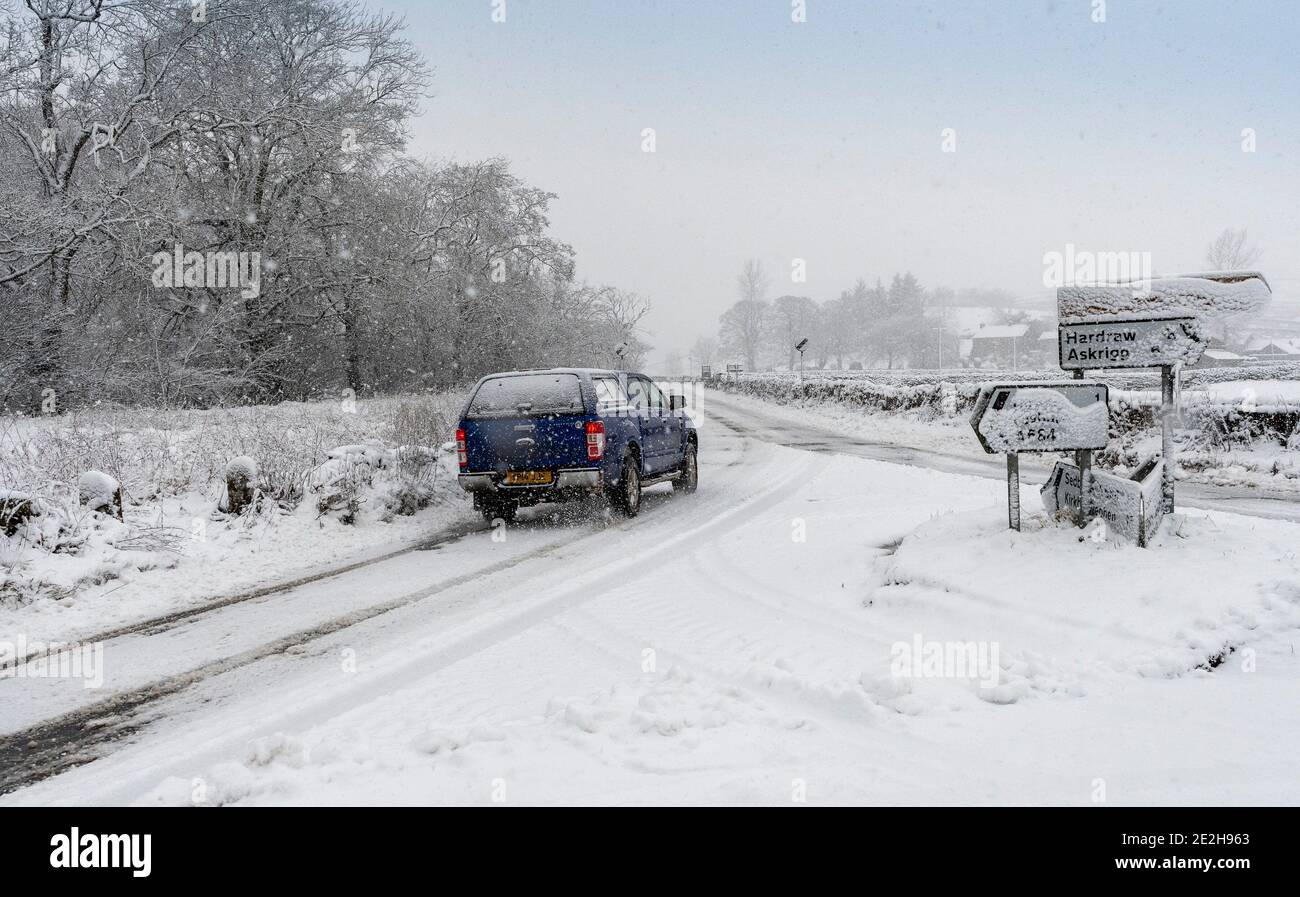 Wetter - Hawes, North Yorkshire, 14. Januar 2021 - die A684, die Hauptroute nach Wensleydale in den Yorkshire Dales, war stark von Schneefall betroffen, da die gemeinderegitter und die lokalen Bauern ihr Bestes gaben, um die Straße passierbar zu halten. Quelle: Wayne HUTCHINSON/Alamy Live News Stockfoto