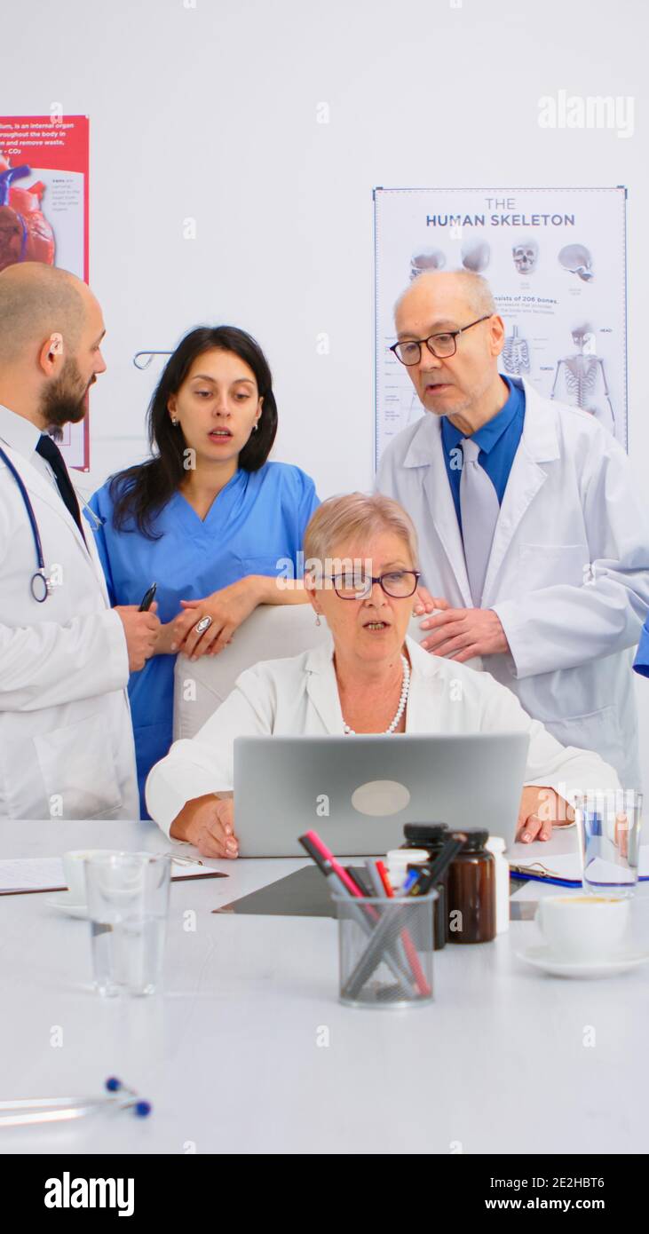 Brainstorming Teamarbeit der Ärzte Lösung von Problemen im Zusammenhang mit Erkrankungen der Patienten in modernen Krankenhaus Konferenzraum Büro. Ärztliche Untersuchung, Mitarbeiter Beratung mit Mentor oder Chefarzt Stockfoto