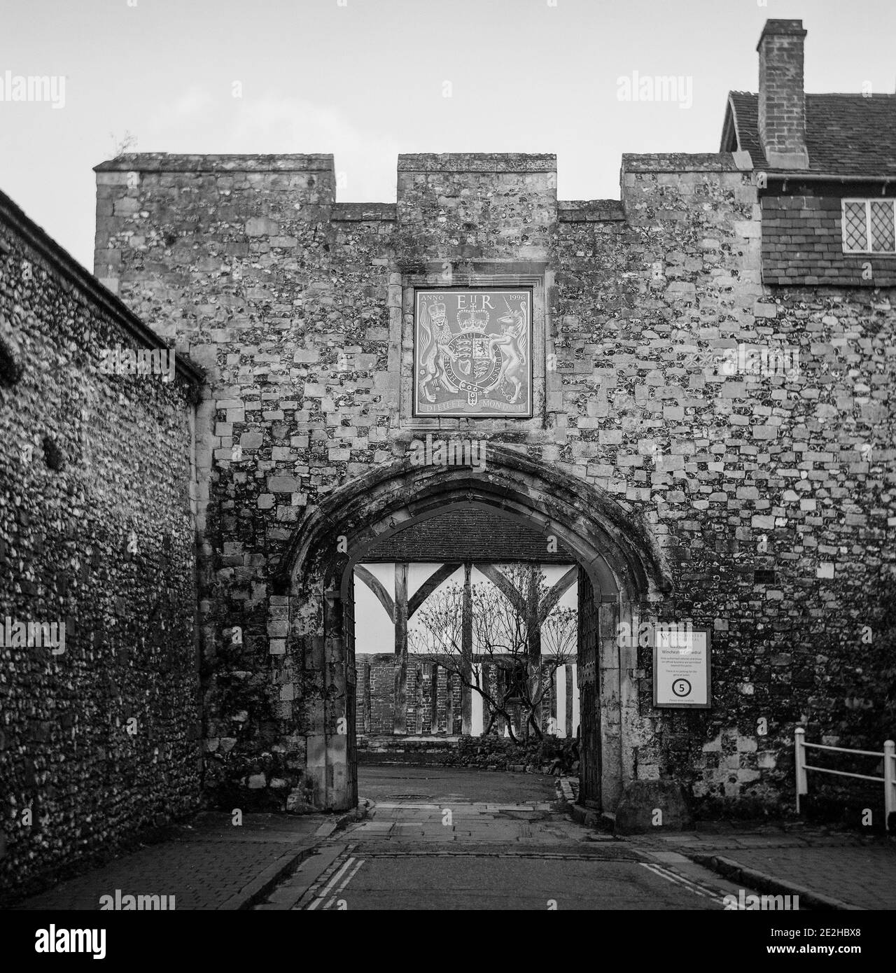 Prior's Gate auch bekannt als Winchester Cathedral Gate, Hampshire, England, Großbritannien. Stockfoto