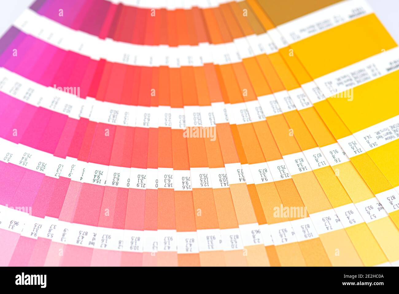 Papierfarbpalette, Palettenführung als gelb, orange, rosa, rote Farbe, Draufsicht Stockfoto