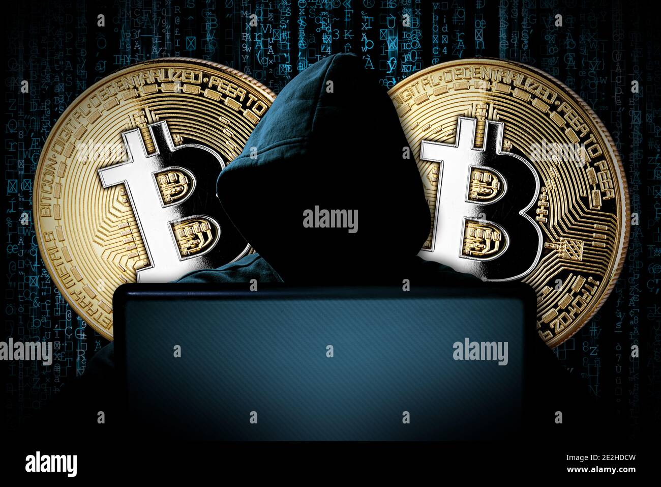 Hacker mit Bitcoins hinter Notebook-Laptop vor blau Quelle Binärcode Hintergrund Internet Cyber Hack Angriff Krypto Währung Blockchain-Umrechnung Stockfoto