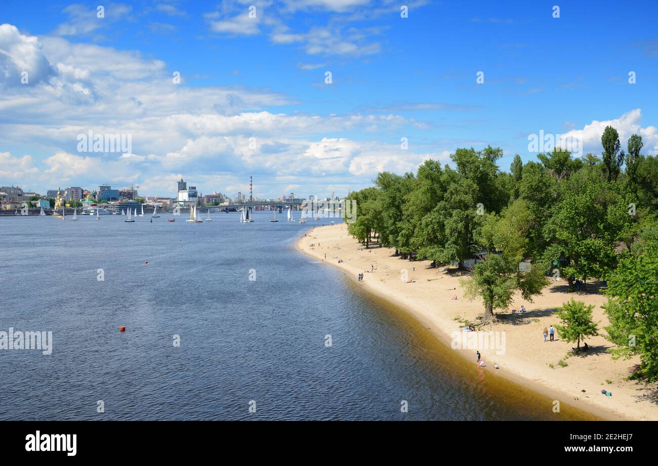 Das Ufer des Flusses Dnipro und des Hydropark-Strandes in Kiew, Ukraine Stockfoto