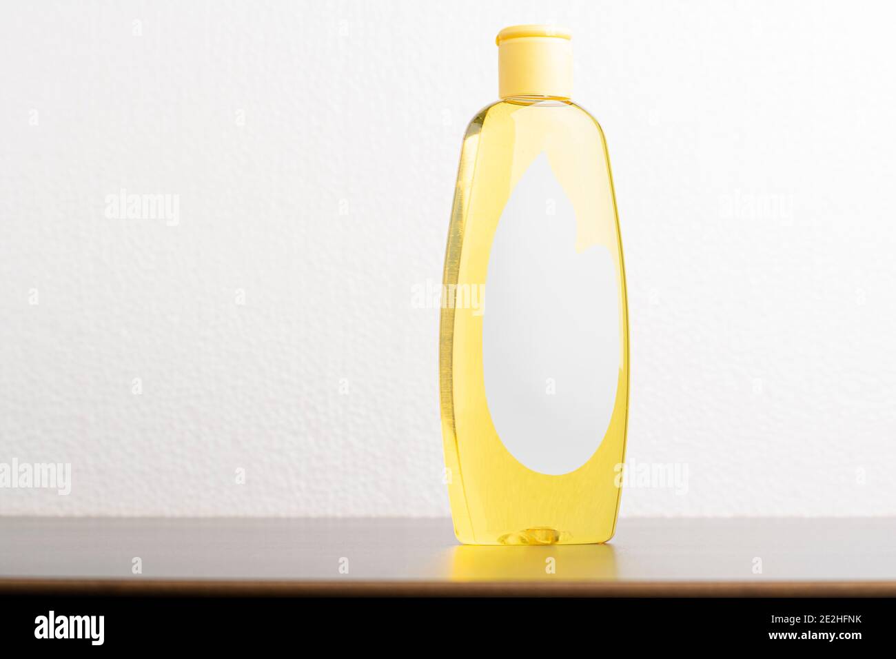 Haarshampoo Flasche vor hellgrauem Hintergrund, bearbeitbare Modell-up-Serie Vorlage bereit für Ihr Design, Label-Auswahl-Pfad enthalten. Stockfoto