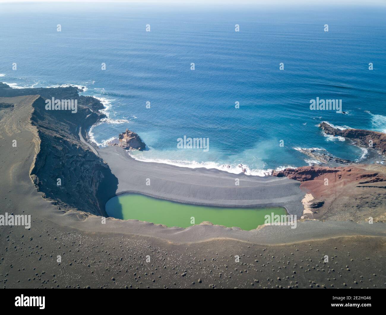 El Golfo grüner vulkanischer See und Ozean von oben, Lanzarote, Kanaren Stockfoto