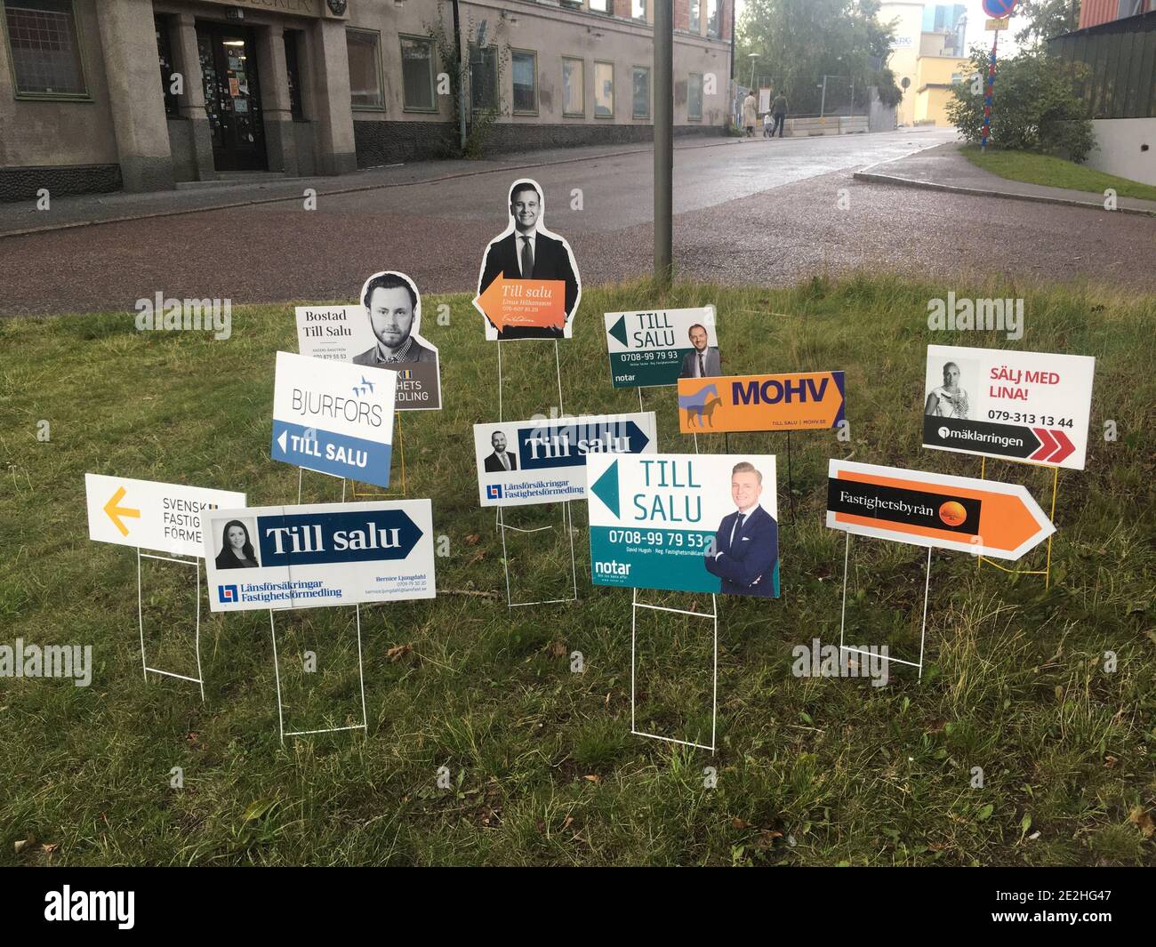 Stockholm, Schweden - 5. September 2020: Viele schwedische Immobilienschilder an einem Ort. Perfekt für die Illustration des Wohnungsmarktes. Stockfoto