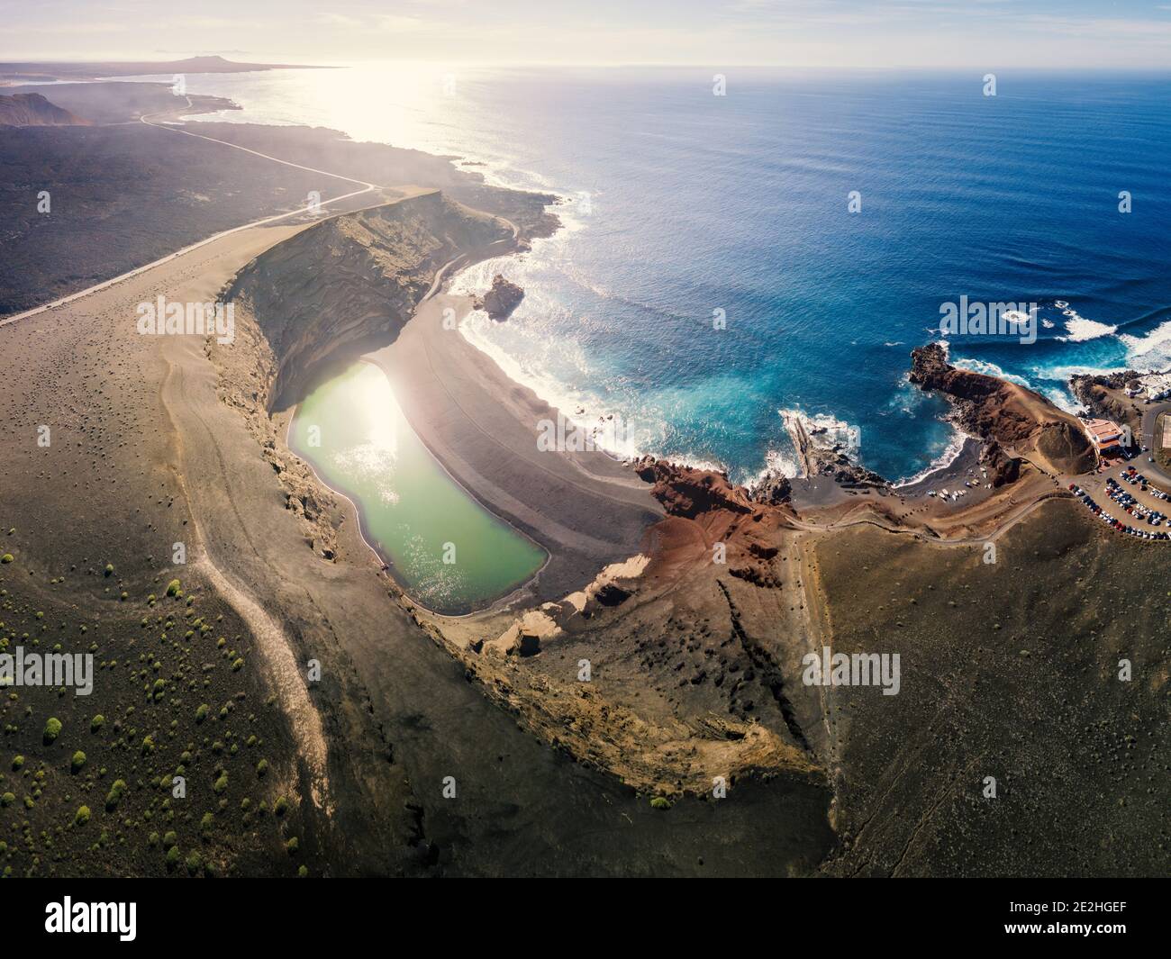 El Golfo grüner vulkanischer See und Ozean von oben, Lanzarote, Kanaren Stockfoto