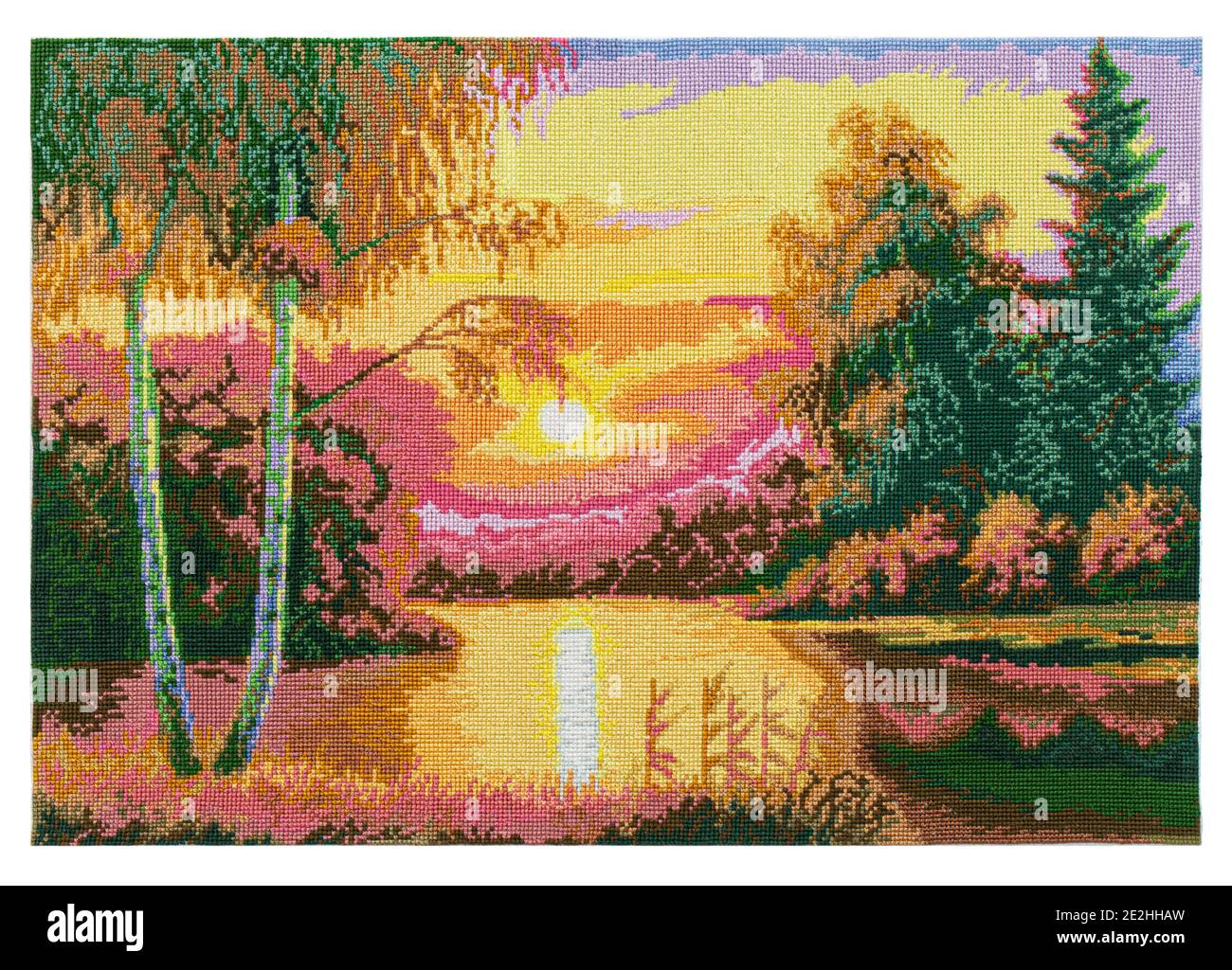 Gesticktes Bild, Sonnenaufgang oder Sonnenuntergang im Wald am Fluss, Kreuzstich auf textiler Leinwand, isoliert auf weißem Hintergrund Stockfoto