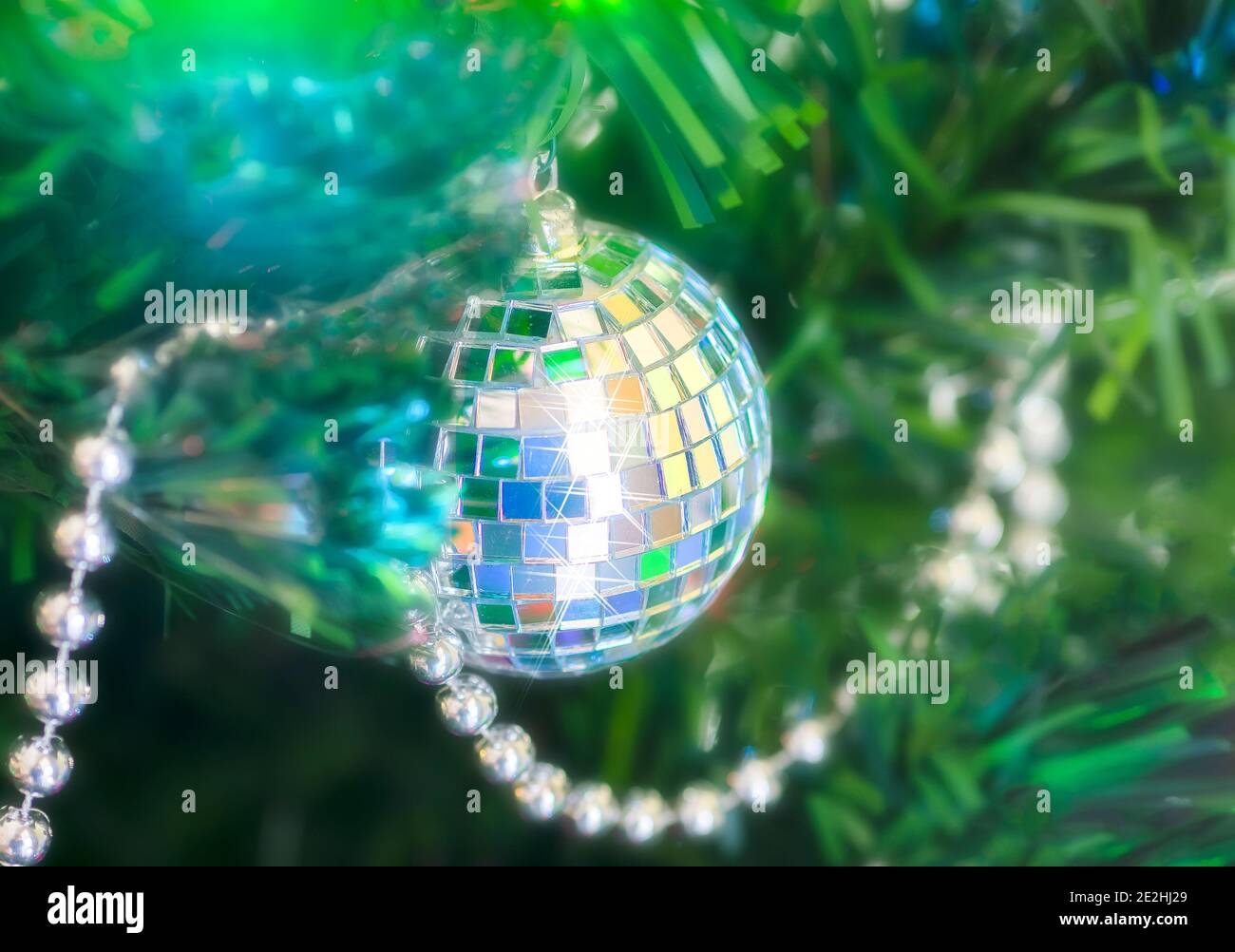 Glänzende Weihnachtskugel und Dekorationen hängen an einem Weihnachtsbaum Stockfoto