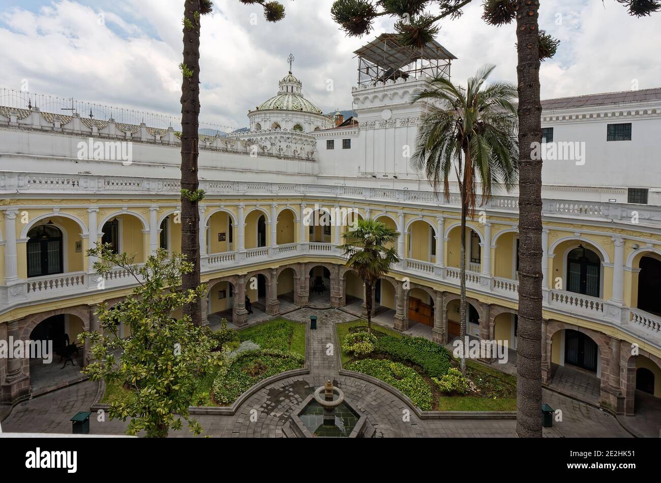 Innenhof, Museo del Carmen Alto, Übersicht, Balkon, Bögen, Garten, Brunnen, Jesuitenkuppel, patronin Quito, Mariana de Jesus, Süden Stockfoto