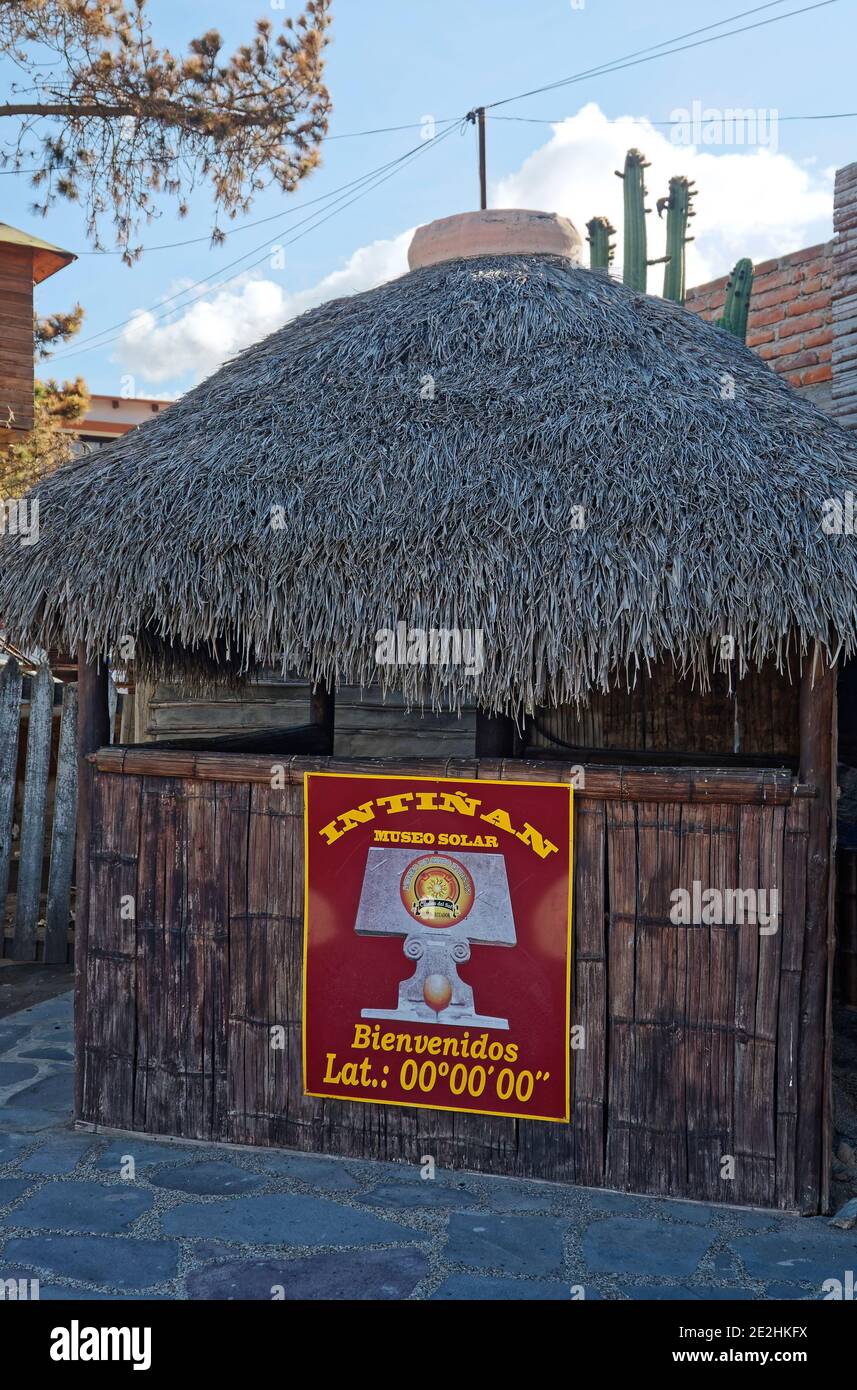 Museo de Sitio Intinan Eingang; moderne Äquatorlinie mit GPS gemessen, jetzt falsch, Reetdachkabine, Touristenattraktion, Südamerika; Quito; Stockfoto Museo de Sitio Intinan Eingang; moderne Äquatorlinie mit GPS gemessen, jetzt falsch, Reetdachkabine, Touristenattraktion, Südamerika; Quito; Stockfoto