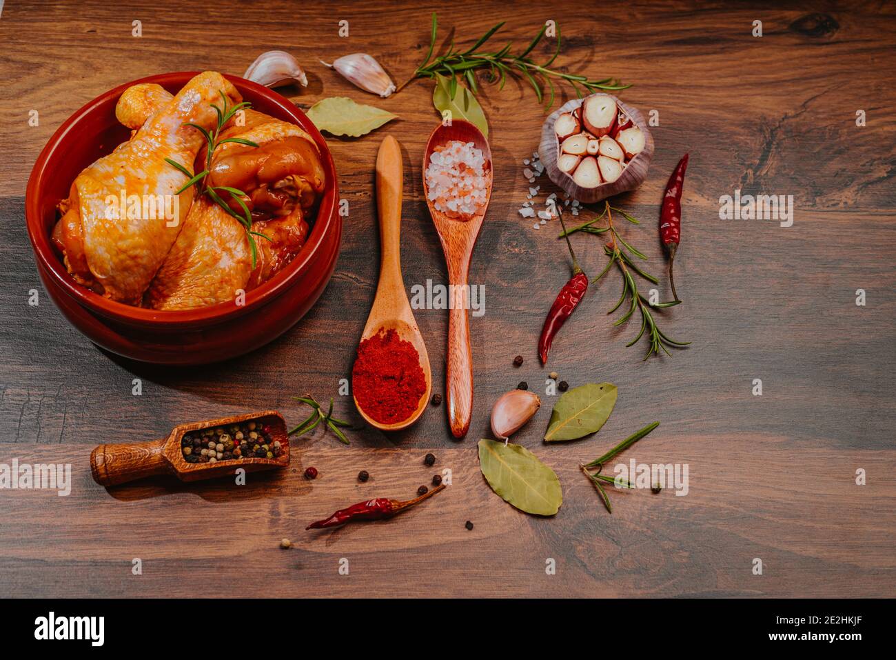 Draufsicht.Convenience Essen, pree gekocht.Raw Huhn zum Grillen mit Gewürzen zum Kochen.marinierte Huhn Drumstick auf Keramik Runde Bratplatte. Stockfoto