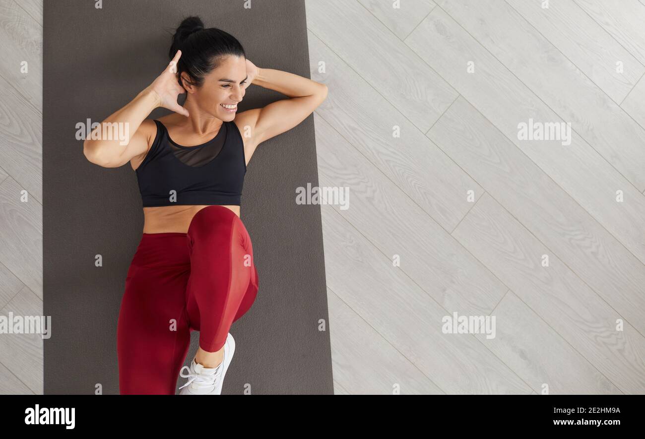 Draufsicht auf eine Frau, die Cross-Training Fahrrad knirscht, um Muskel-und abs-Training zu aktivieren. Stockfoto