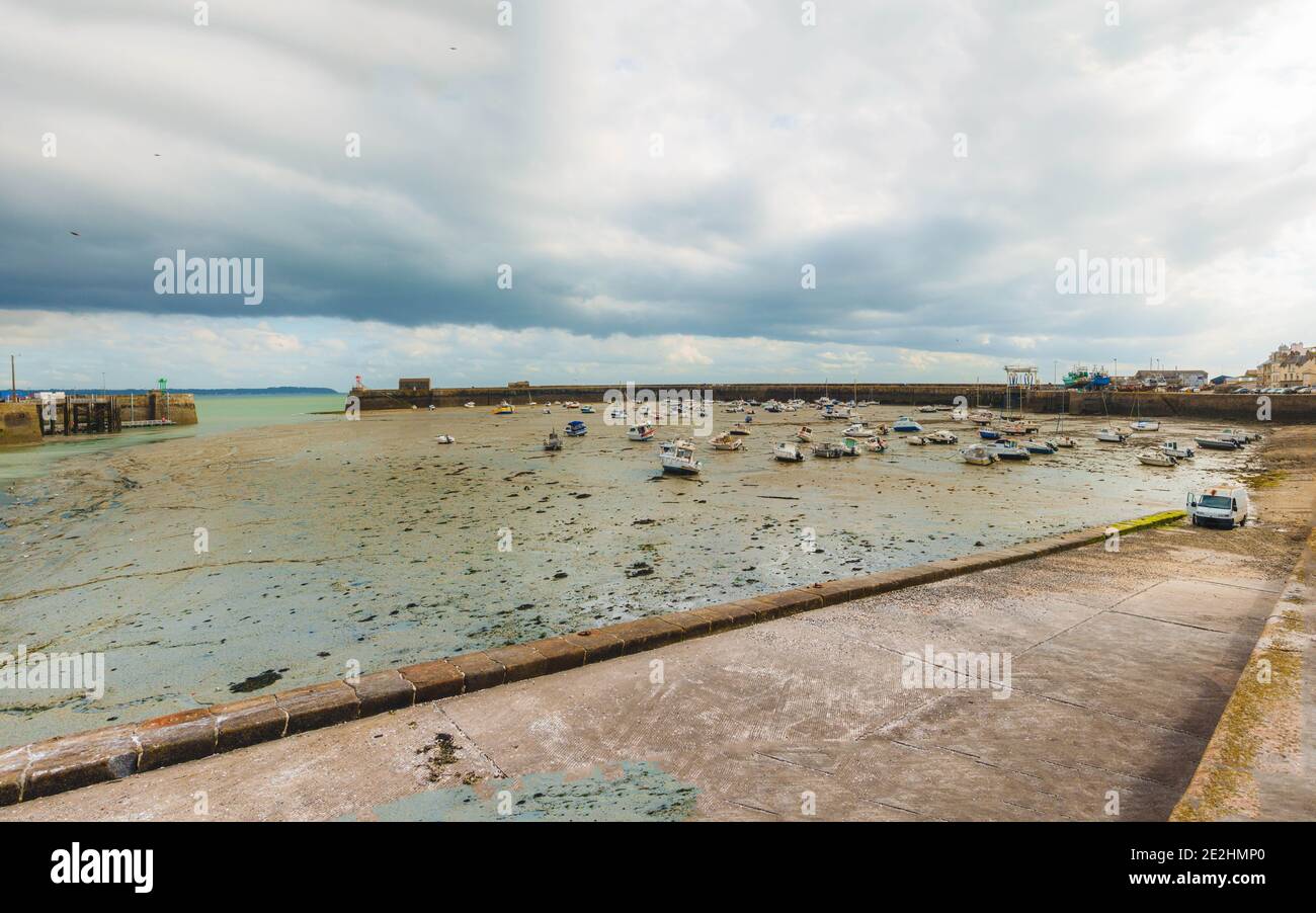 Ebbe Panoramablick auf Granville, Frankreich Boote liegen bei Ebbe auf dem Meeresboden in der Nähe von Granville, Frankreich Stockfoto