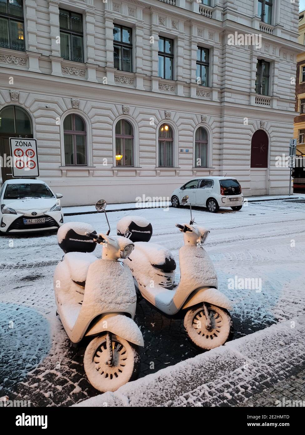 Motorrad von Schnee bedeckt in Prag Tschechische Republik Stockfoto