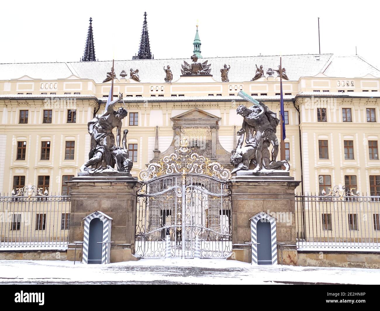 Schneebedeckte Prager Burg in Prag, Tschechische Republik Stockfoto