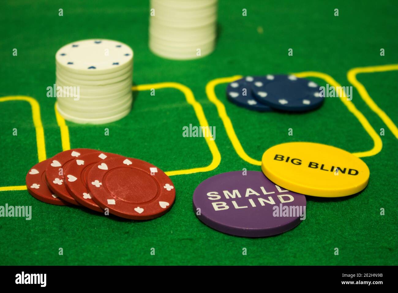 Diverse bunte Chips für Carding Spiele und Glücksspiel mit zwei Medaillen geschrieben 'Small Blind' und 'Big Blind' nützlich für Texas Hold'em Art von Poker Stockfoto