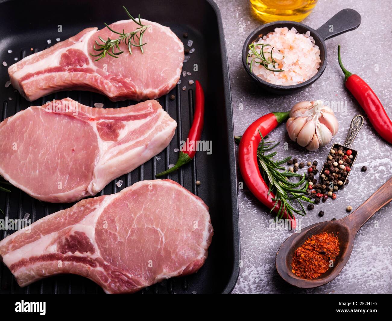 Frische rohe Stücke Fleisch Schweinefleisch, Rindfleisch, Lamm, Hacken auf Knochen, auf Grillpfanne, Gewürze Stockfoto