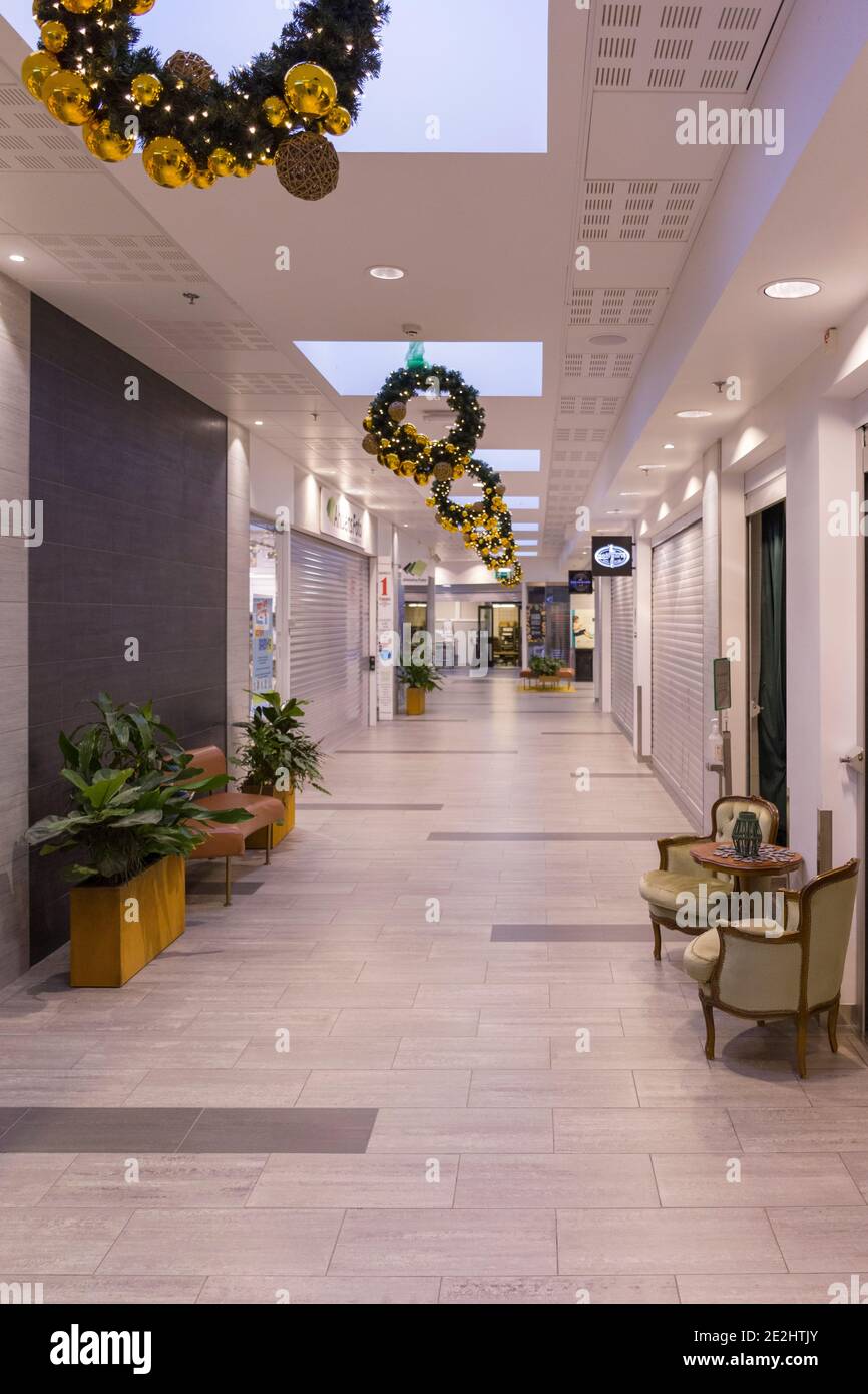 Verlassenes Einkaufszentrum ohne Leute während der Weihnachtszeit Stockfoto