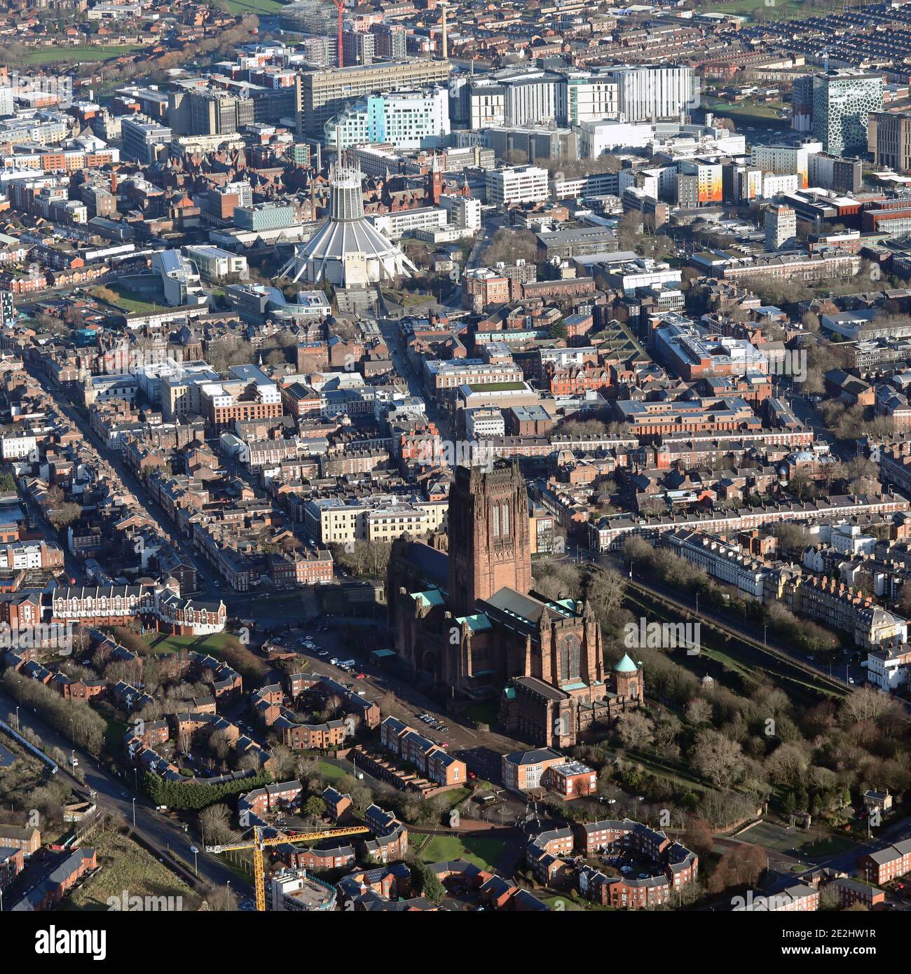 Luftaufnahme der Liverpool Cathedral und der Liverpool Metropolitan Cathedral im Hintergrund, Merseyside Stockfoto