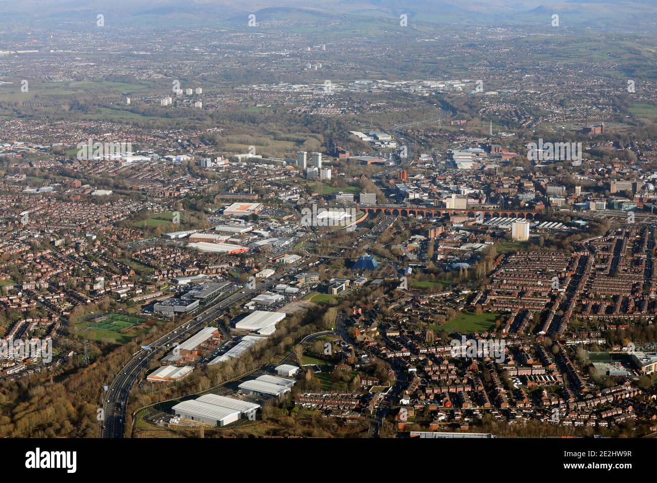 Luftaufnahme der M60 nach Osten Richtung Stockport in Greater Manchester mit den Pennines in der Ferne Stockfoto