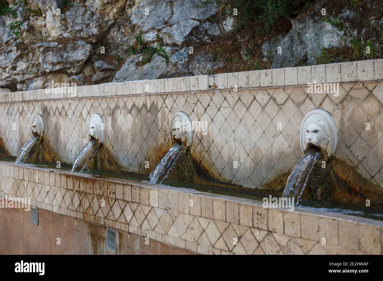 Venezianischer Wasserbrunnen mit Löwenköpfen in Spili, Kreta, Griechenland, Europa. Foto V.D. Stockfoto