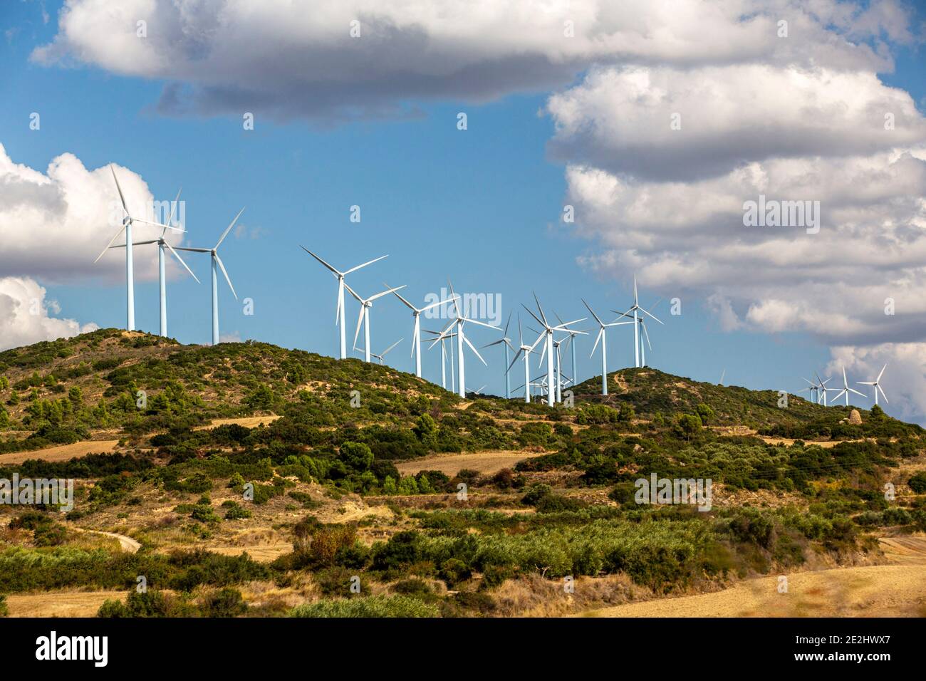 Spanien: Windmühlen und Wolken in der halbwüstenigen Naturregion Bardenas Reales, Navarra Stockfoto