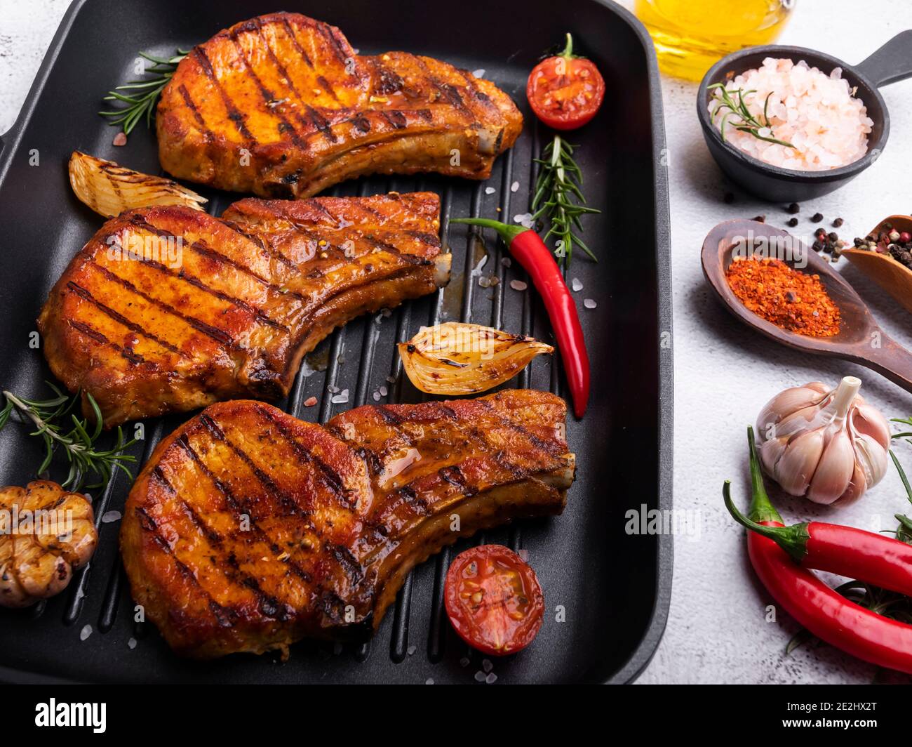 Gekochtes gegrilltes Fleisch Schweinefleisch, Rind, Lamm, auf Knochen hacken, auf Grillpfanne, Nahaufnahme Stockfoto